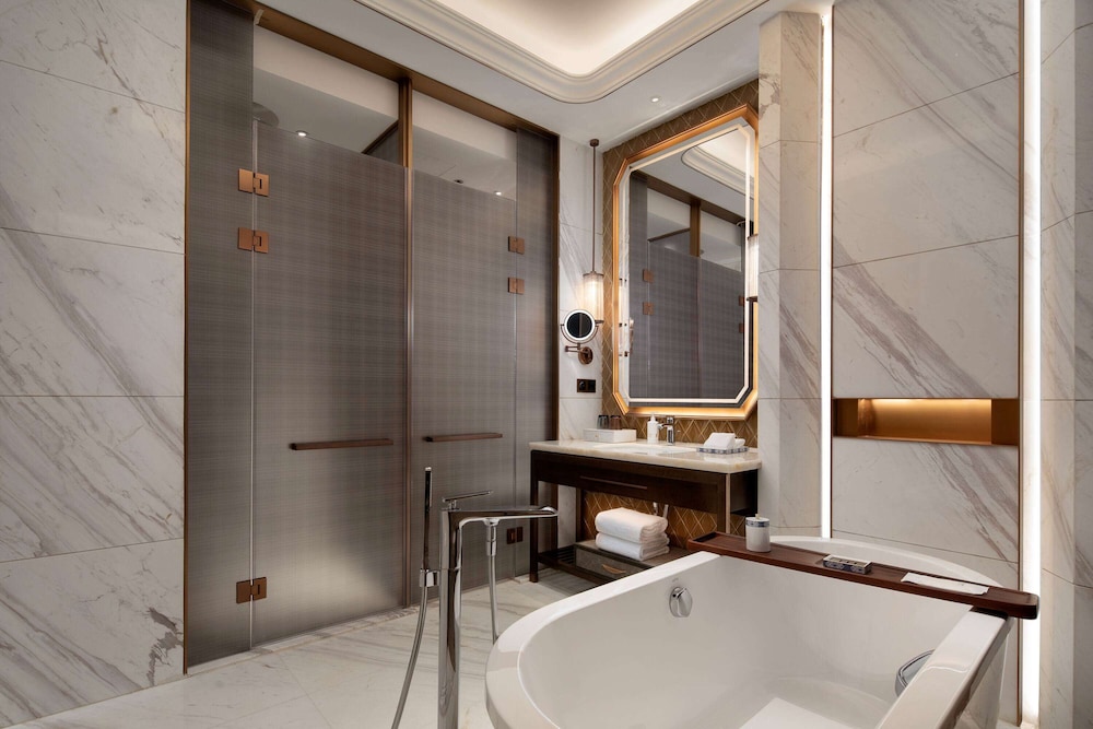FAMILY SUITE, KING BED