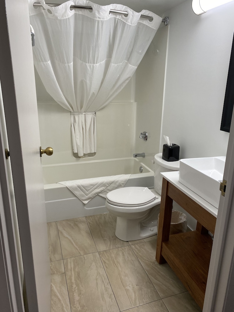 جناح ديلوكس بسرير كينج بغرفة نوم واحدة، Travelodge Suites by Wyndham Regina / Eastgate Bay 10/10