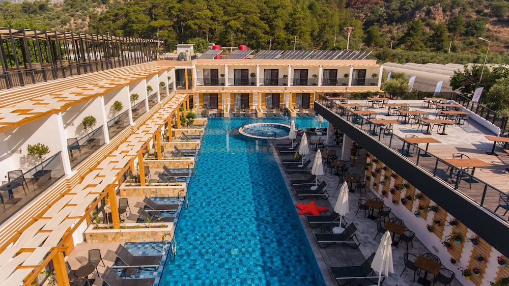 L HOTEL SARIGERME 35/48
