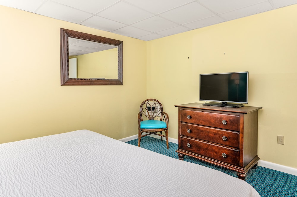 Cayman Suites Hotel 10/80