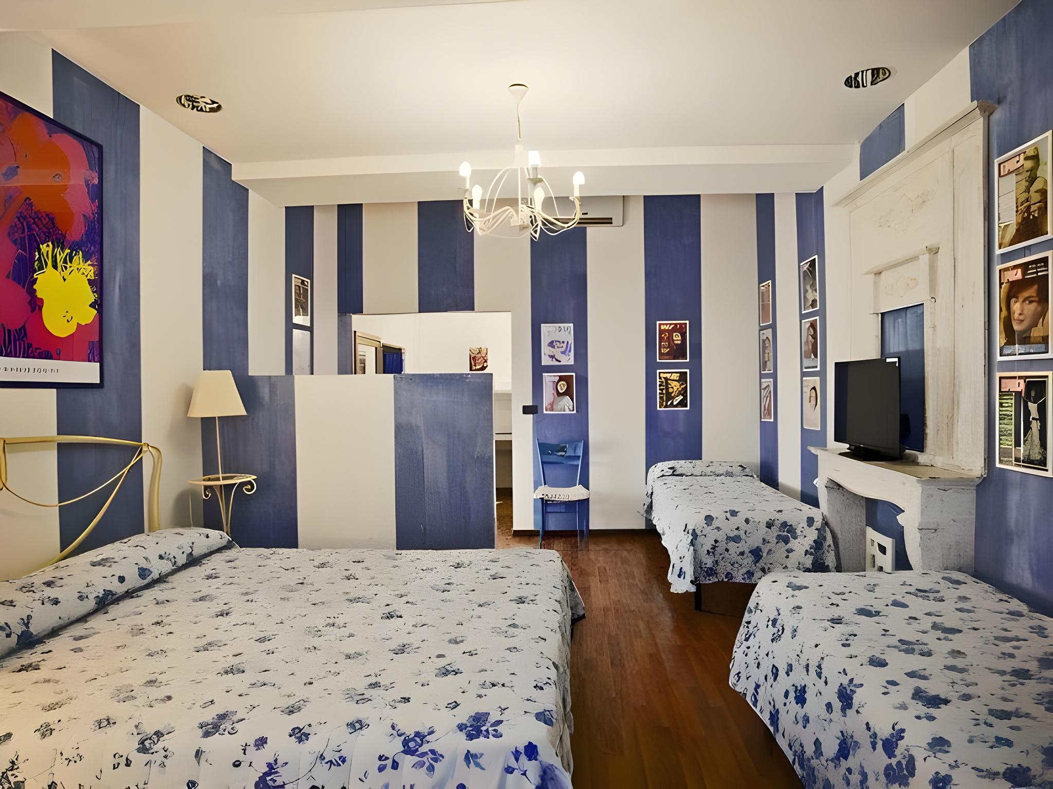 ROOM, DOUBLE BED