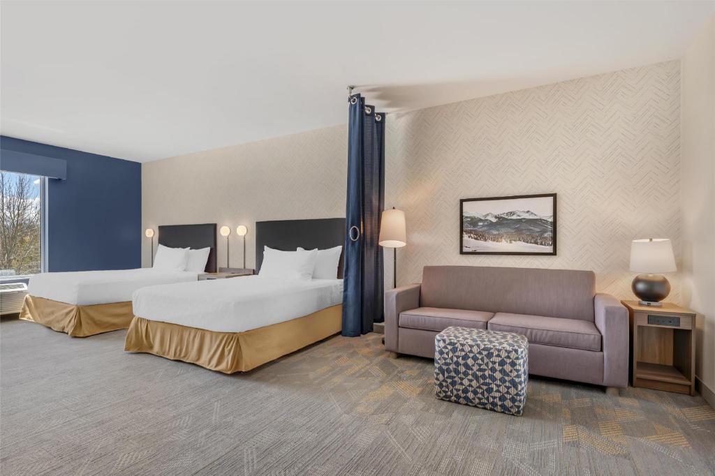 Suite, 2 Queen Beds, Sofa, Accessible