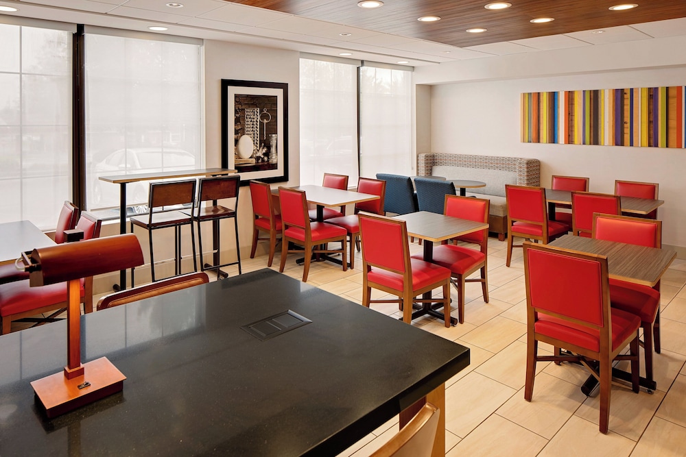 Holiday Inn Express Harrisburg East 48/71