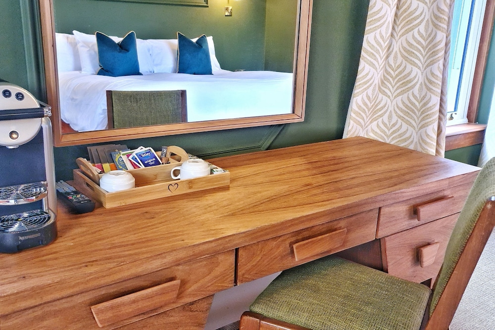 The Alyth Hotel 6/50