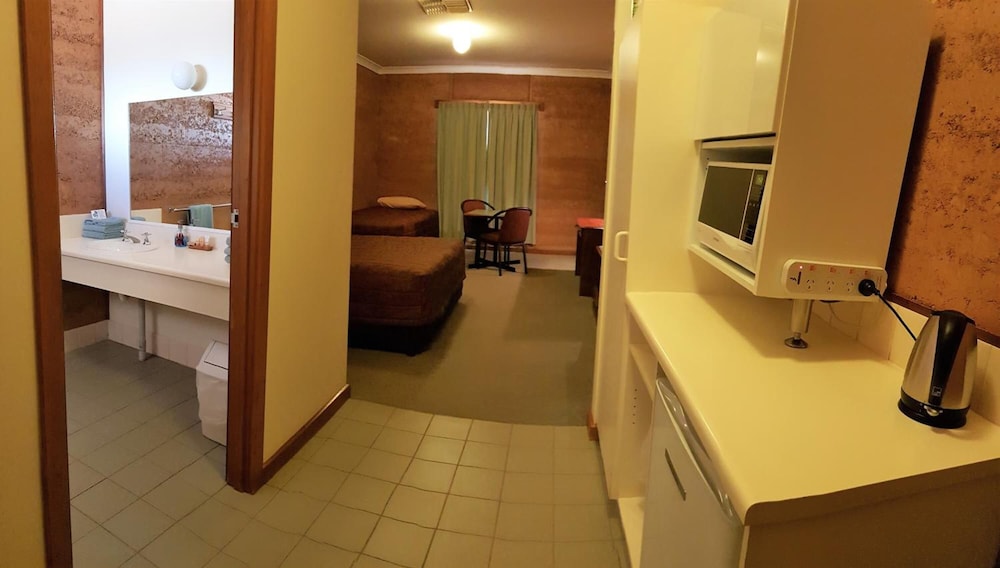 MUD HUT MOTEL 57/57