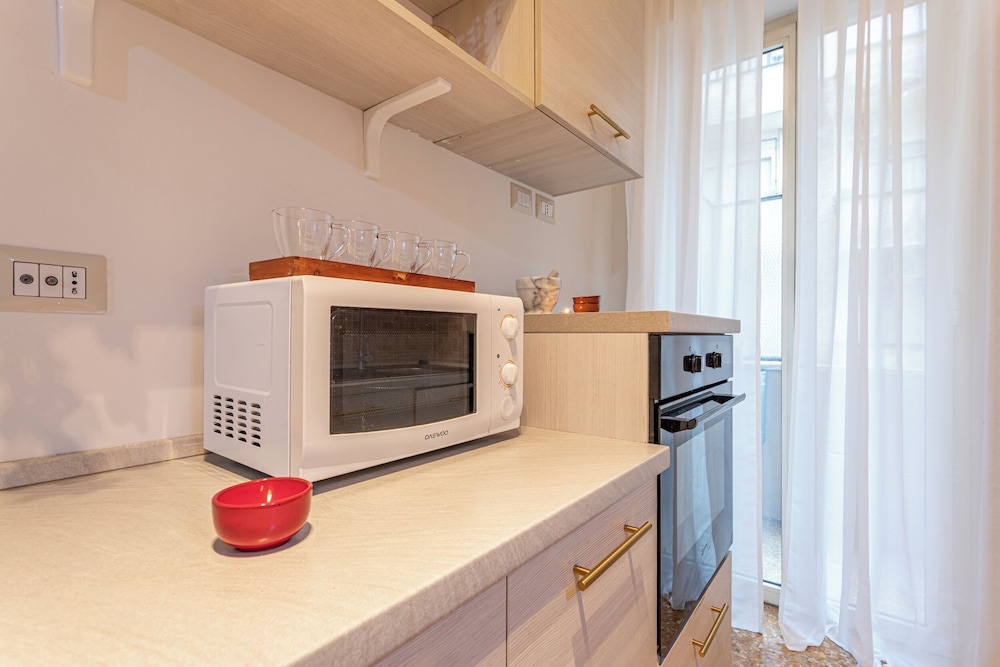 Cozy Flat Near Colosseum 3/48
