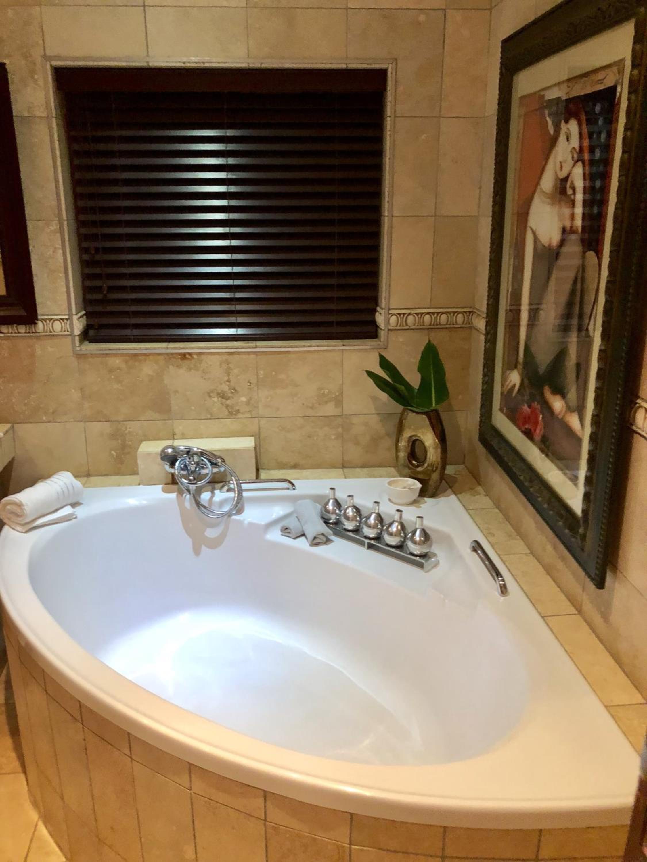 Spacube Luxury Suites and Spa 18/19