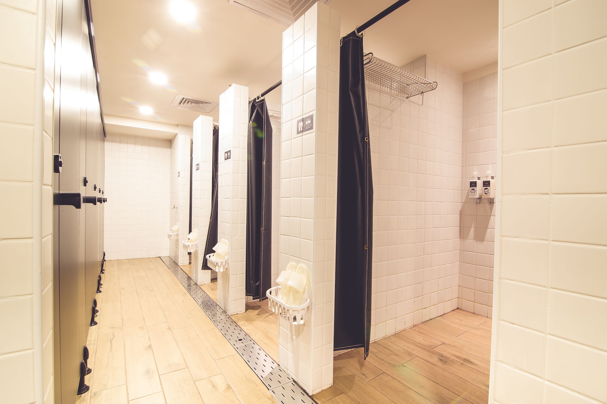 ROOM, SINGLE, SHARED BATHROOM
