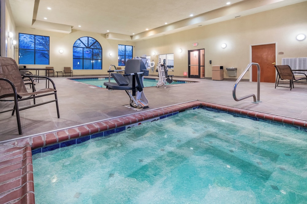 Holiday Inn Express & Suites Rocky Mount/Smith Mtn Lake 42/75