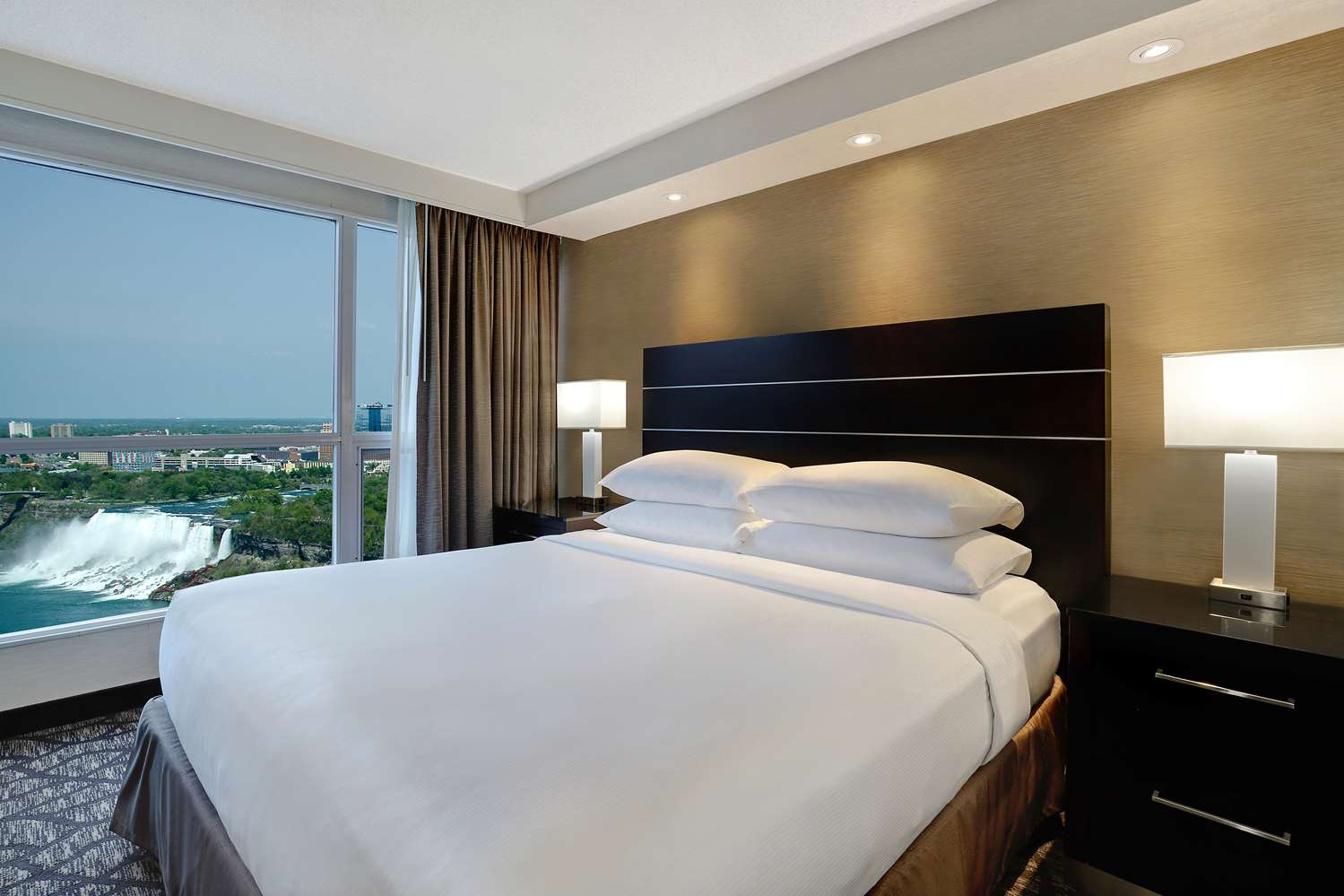 Room, King Bed, Canadian Us Falls View, High Floor