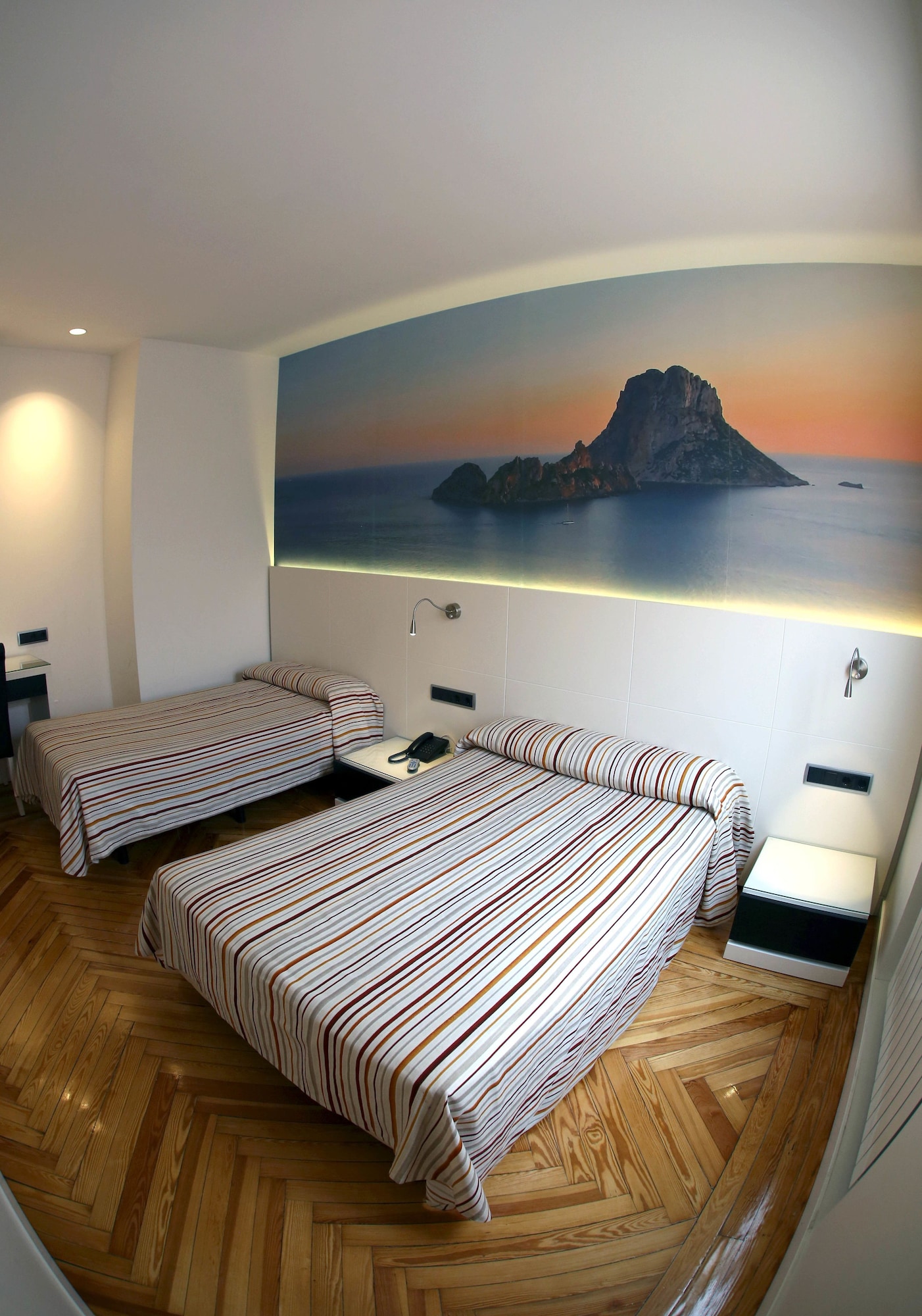 ROOM, DOUBLE BED