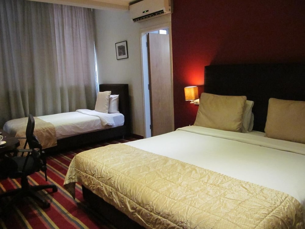 THE J HOTEL AND SPA 10/27
