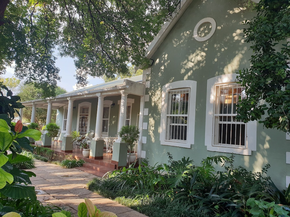 Bauhenia Guesthouse 4/32