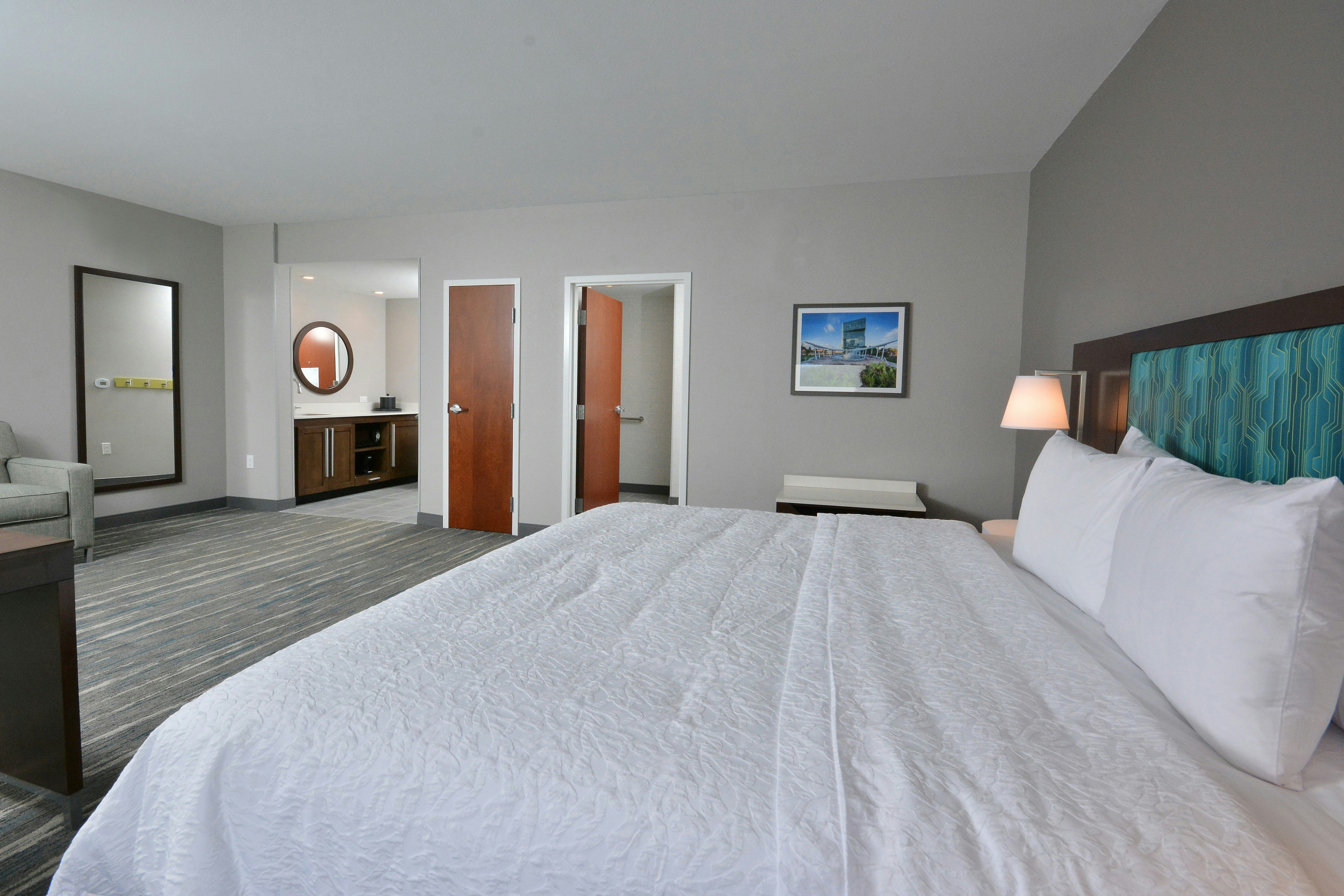 SUITE, KING BED, ACCESSIBLE