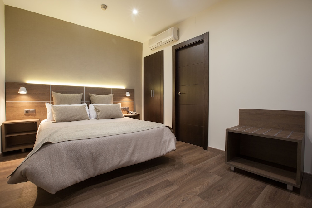 ROOM, SINGLE, DOUBLE BED