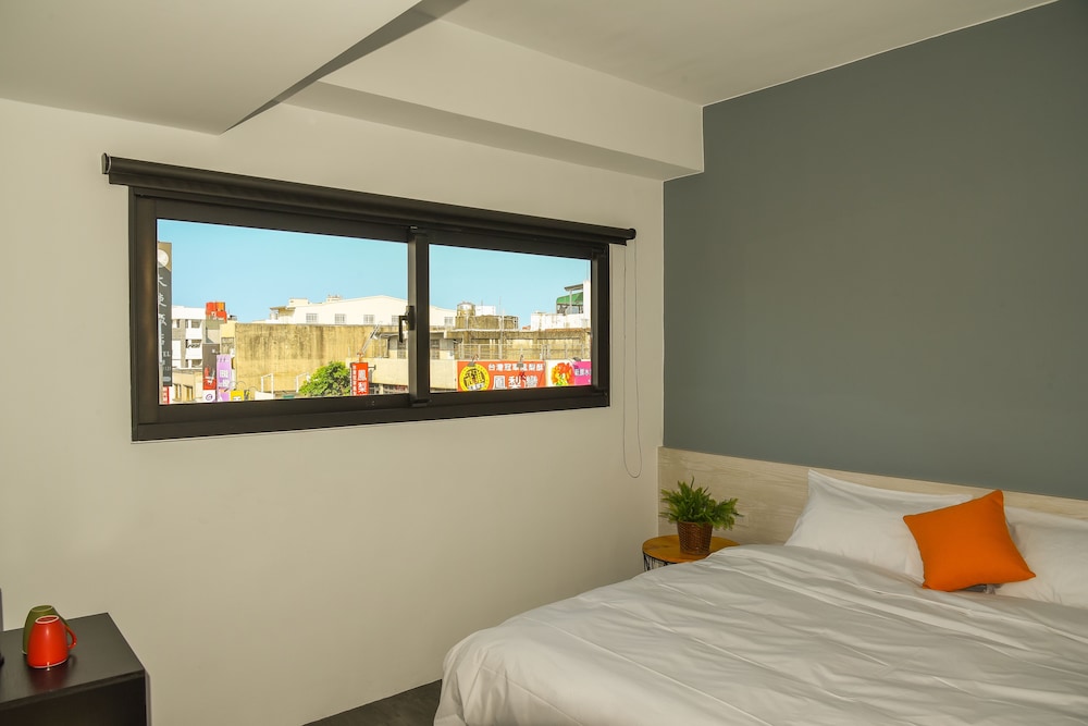 STANDARD, QUEEN BED, CITY VIEW