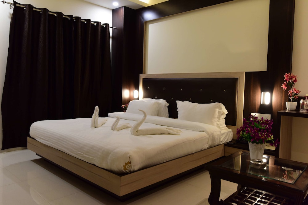 غرفة إليت بسرير كوين