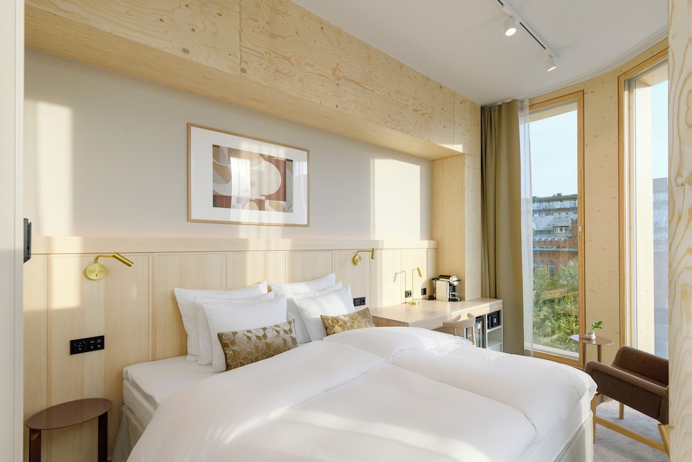 SOLO, KING BED