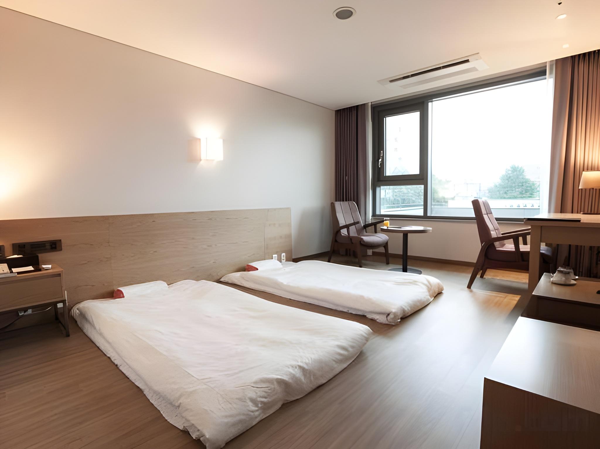 Ondol, Deluxe, 2 Futon Beds