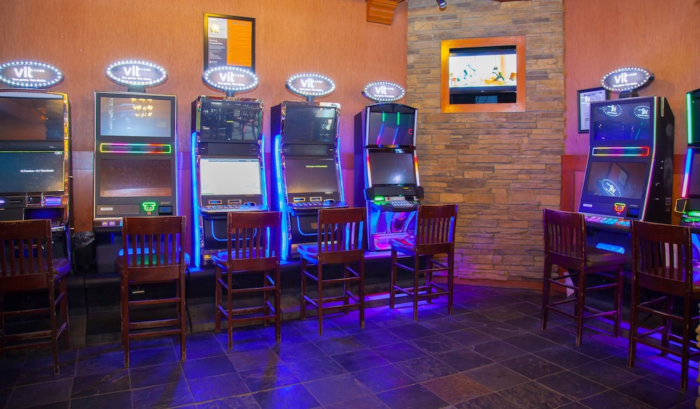 Twin Pine Inn & Suites 42/45