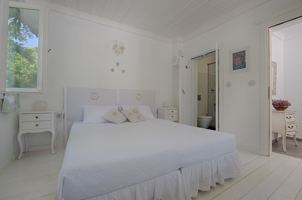 ROOM, DOUBLE BED