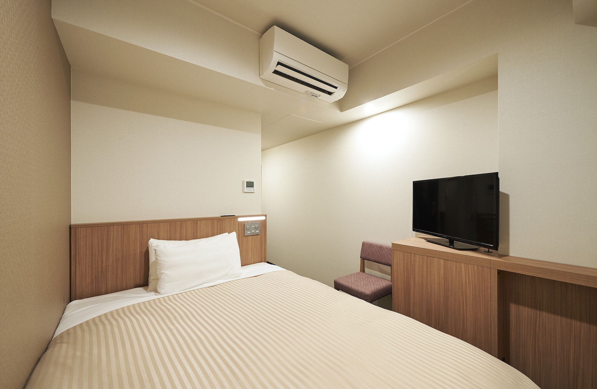 ROOM, DOUBLE BED