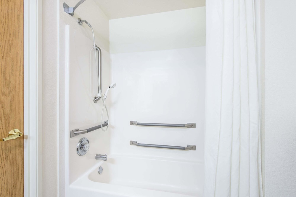 Super 8 by Wyndham West Middlesex/Sharon Area 14/42