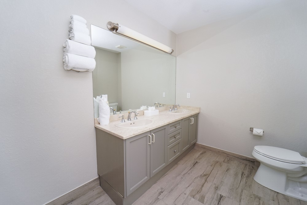 1 Bedroom King Suite Island View - Plus Sleeper Sofa، The Grand Caymanian Resort 7/8