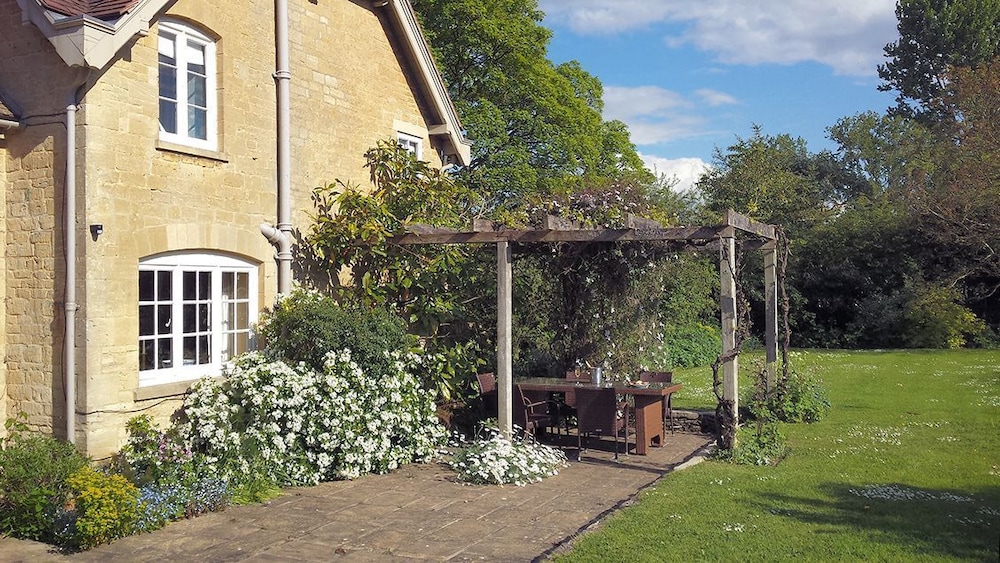 Epsom Cottage 22/24