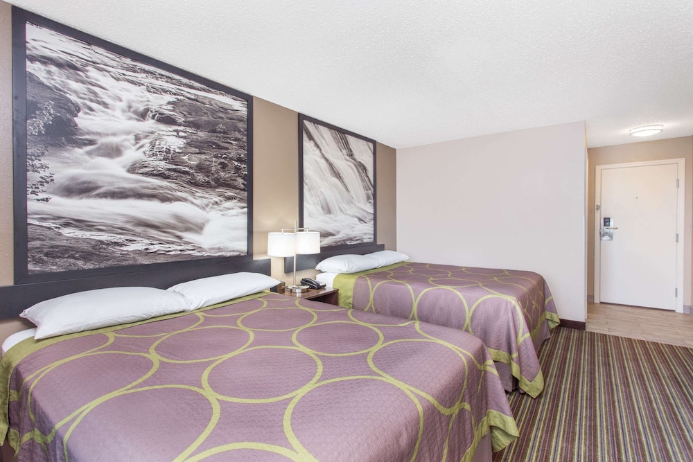 Super 8 by Wyndham Columbus Airport 12/16