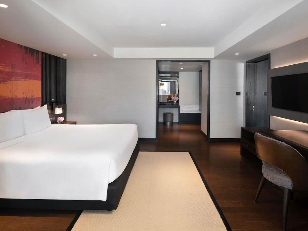 SUITE, KING BED