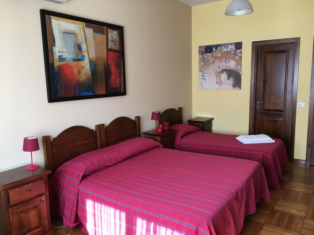 ROOM, TRIPLE, MULTIPLE BEDS, PRIVATE BATHROOM