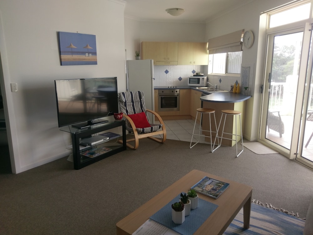 MOORINGS BEACH RESORT 48/77