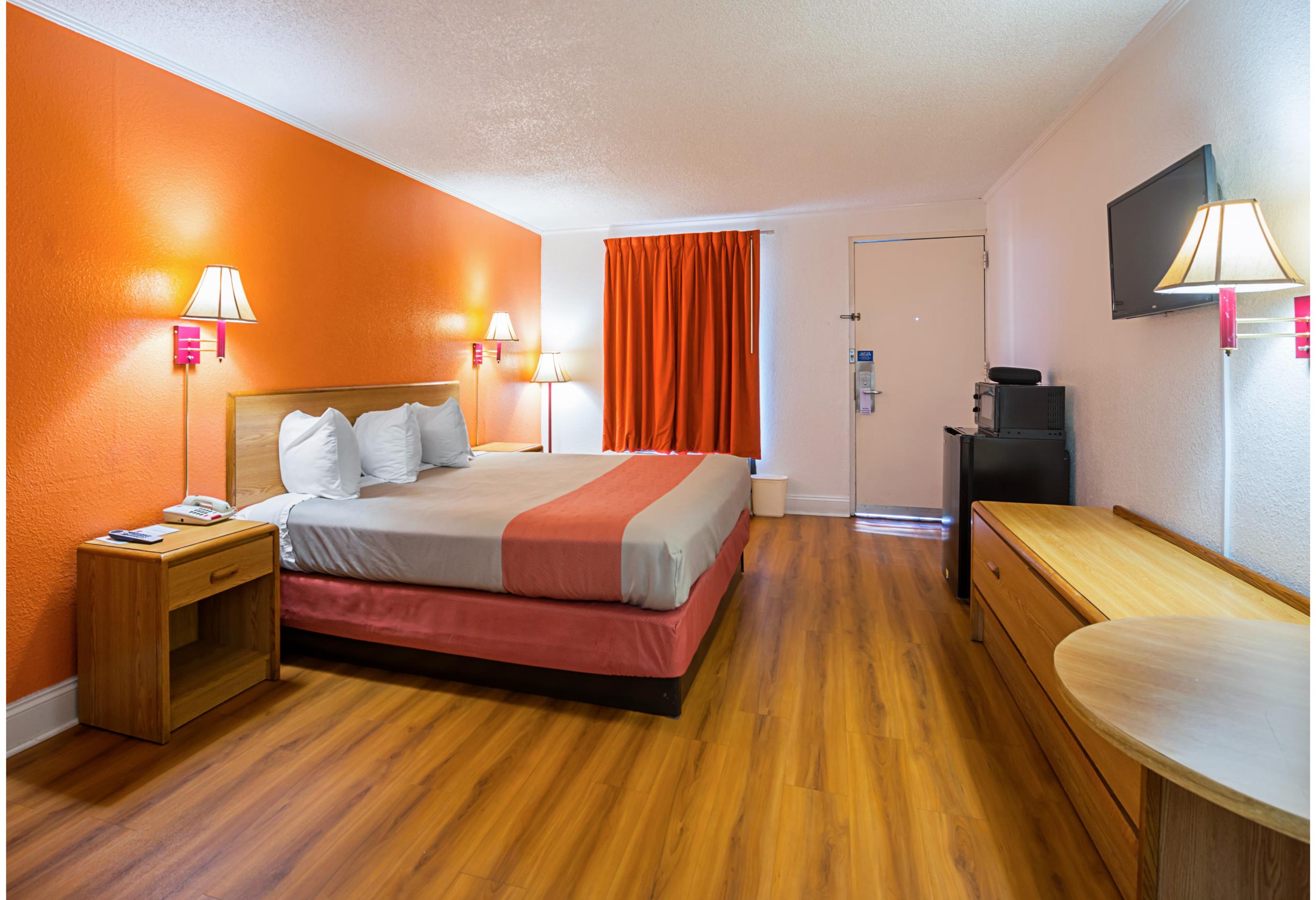 1 King Bed - Mobility Accessible Tub, Nsmk، Motel6 Perry, GA 2/4