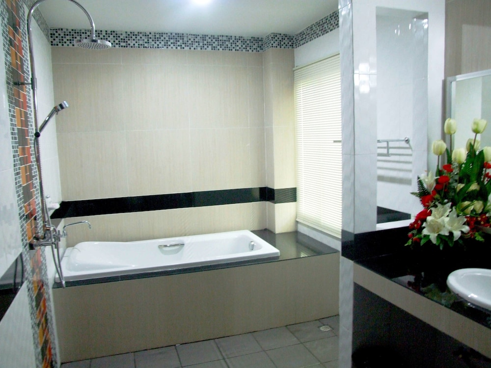 Rueanrimnam Hotel 20/47
