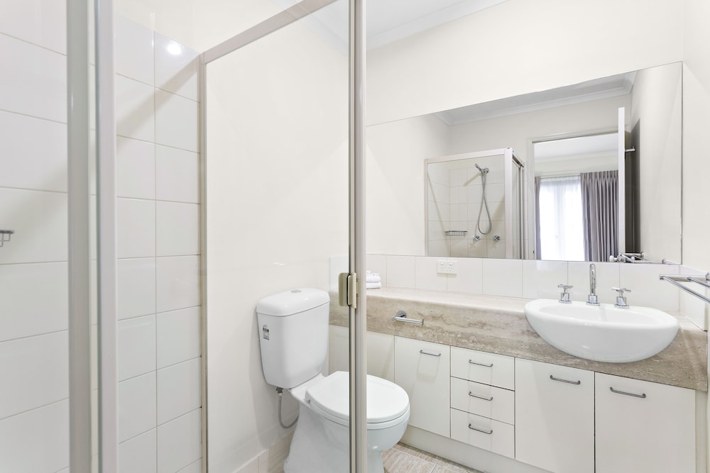 MainStay Suites Kew 23/60