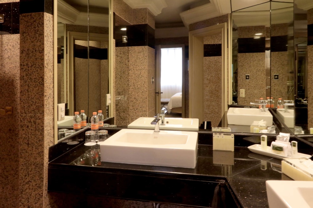 MS Milenium Monterrey Curio Collection by Hilton 25/77