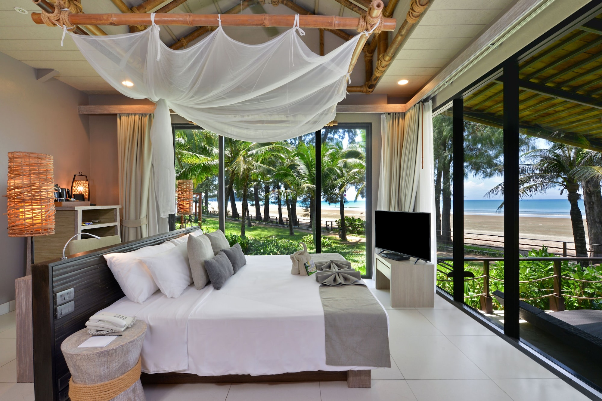 DELUXE BEACH FRONT VILLA