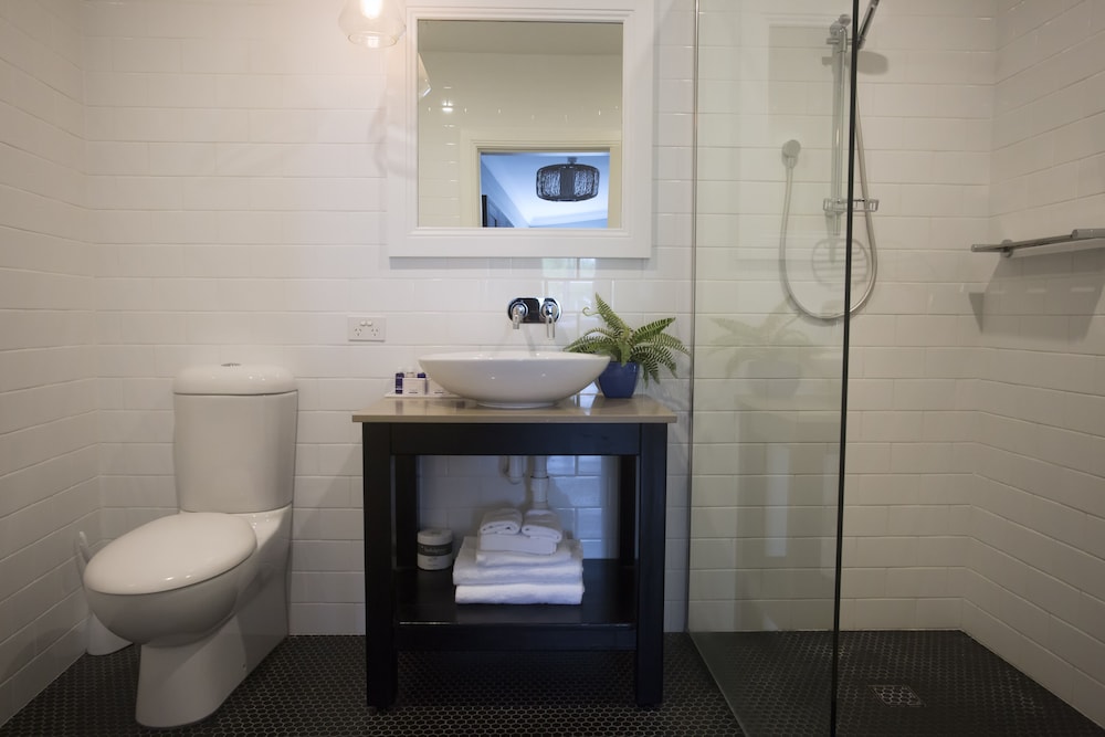 Deluxe, King Bed, Seabreeze Hotel 2/2
