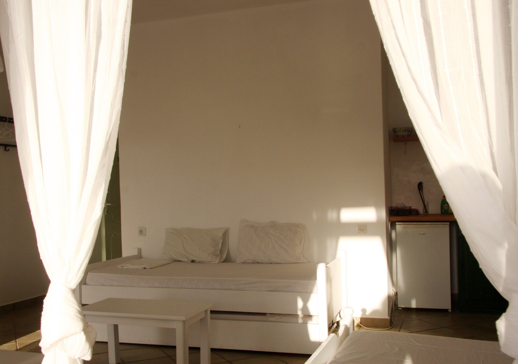 APARTMENT, 1 DOUBLE AND 4 SINGLE BEDS