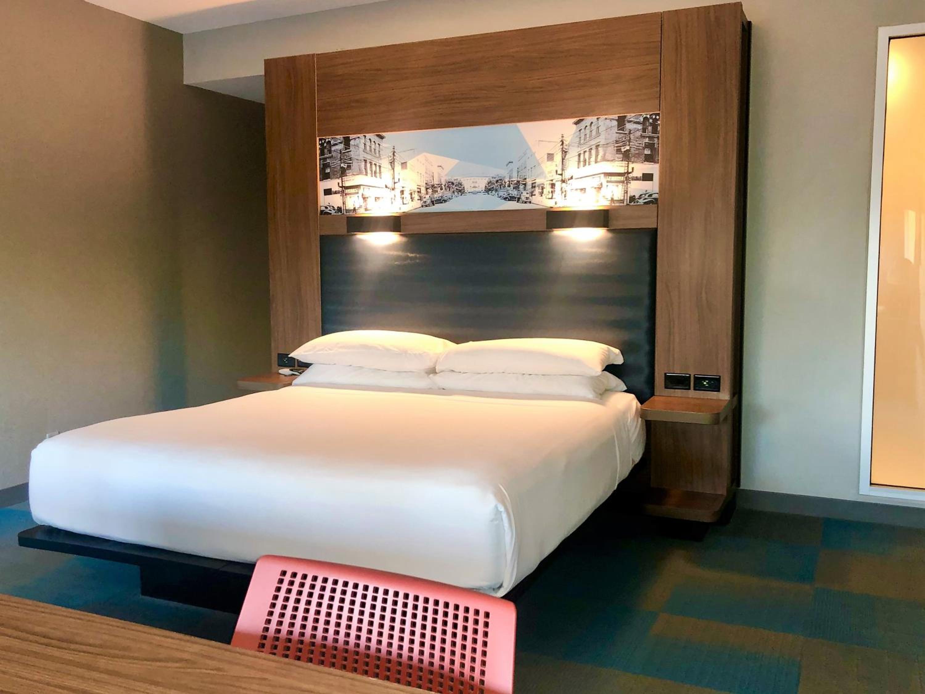 Savvy, Suite, King Bed, Sofa