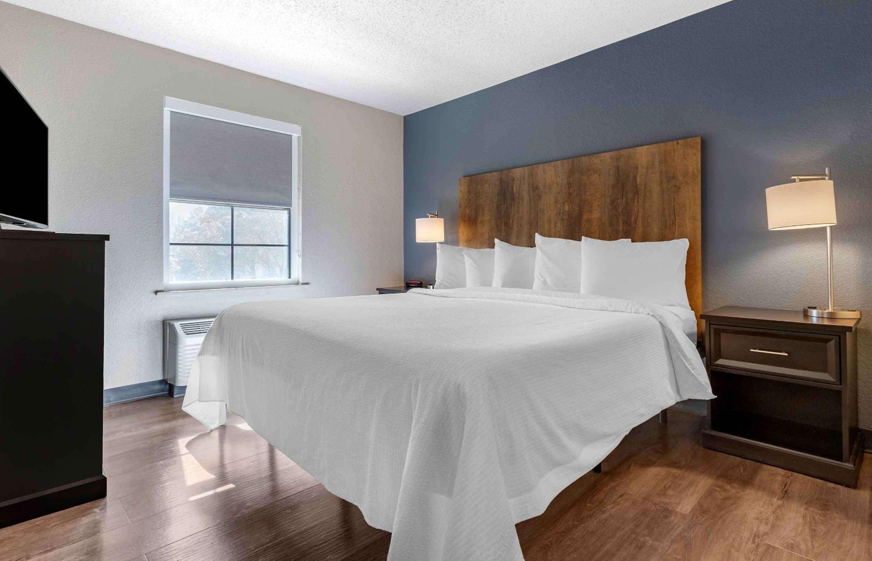 1 BEDROOM, SUITE, KING BED