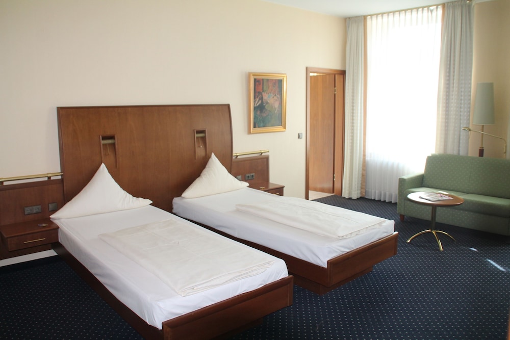 Victoria Hotel 17/50