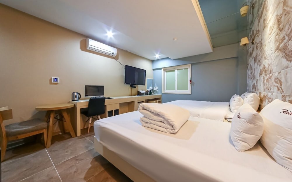 SUITE, TWIN BEDS