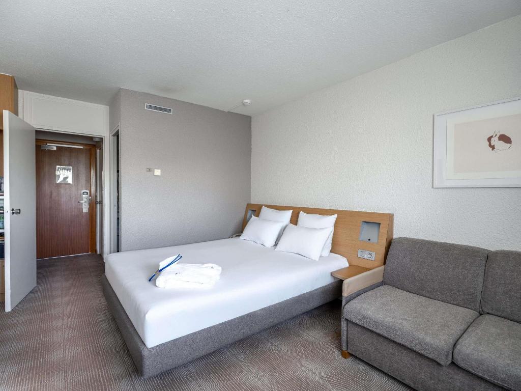 Executive, Double Bed, Garden and Pool View, Sofa