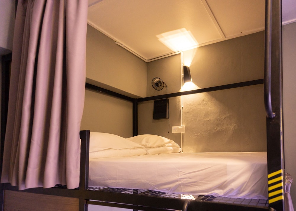 Traveller Bunker Hostel 12/45