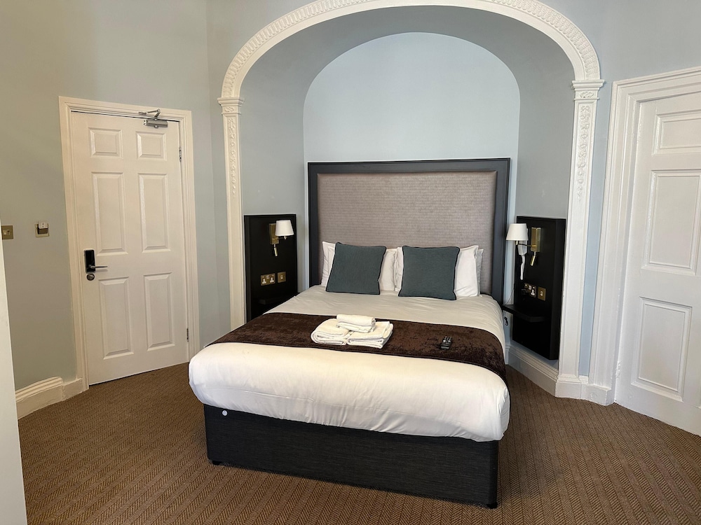 DELUXE, KING BED
