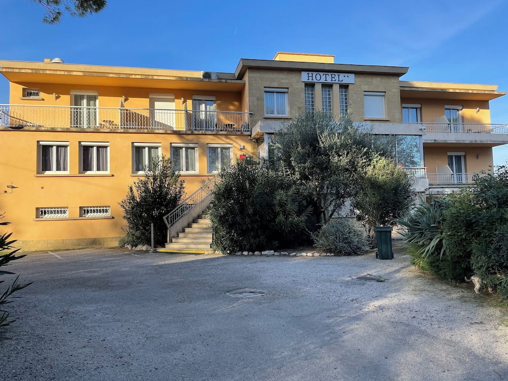 HOTEL LE CLEMENT V 61/66