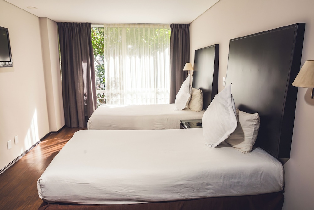 SUITE, TWIN BEDS