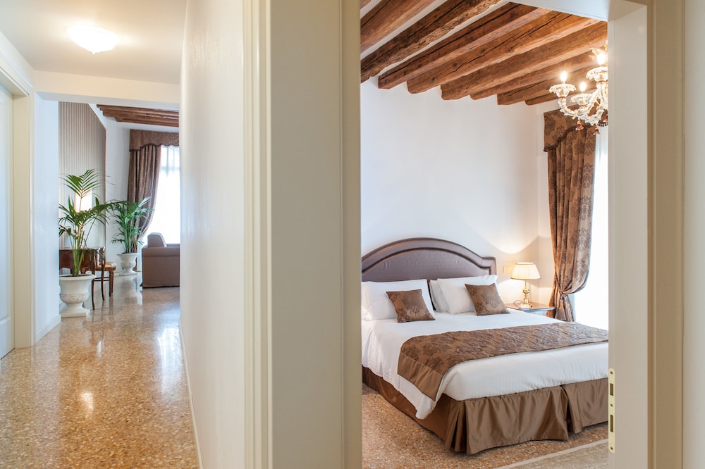 San Teodoro Palace 33/66